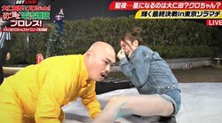 クロちゃん、美女レスラーのヒザをなめる！ 寒空に響いた悲鳴に「ガチで気色悪い」ネット騒然