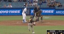 もうワケわからん！ 緊急登板の松井裕樹に“謎のハプニング”「ウソでしょw」「こんなことある？」予想外すぎる珍光景が話題に