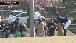 侍ジャパン、時間あればファンサービスの神対応 高橋奎二、ファンとの記念撮影に“ノリノリピース”