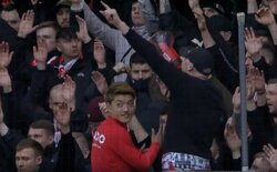 決勝ゴールのヒーロー、堂安律　試合後スタンドでサポーターと共に劇的勝利を祝う！ チームメイト達も総出で勝利の立役者を讃える