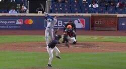 一体、何が起きた？ 大谷翔平、爆速弾丸ヒットで“異変”「めっちゃ驚いてる」「そらビビるw」 相手投手の被打リアクションが話題に「すごい音だ」