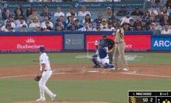 一体、何が起きた…？ 暴れん坊マチャドが“まさかの行動”「怖すぎるだろ」 相手投手がボールを投げてるのに… 予想外のリアクションが話題に