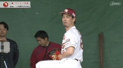 楽天新加入のマエケン、“クリムゾンレッド”の背番号18でブルペン一番乗り…三木監督との“アツいやり取り”も話題に