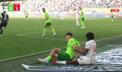 一体なにが…？ 激怒の“突き飛ばし”でスタジアム騒然！「それはキレる」「プロレスかよ」「喧嘩するな」一触即発の瞬間