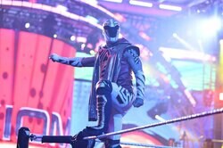 「飛びすぎ」若手タッグ王者の“ダブル空中殺法”が話題…一回転＆実況席“破壊”の超人プレーにファン熱狂「ありえない！」