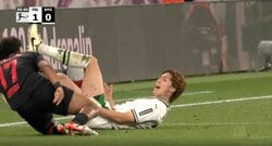 板倉滉が“報復キック”にブチギレ！殺人タックル→吹っ飛ばしてボールを奪った相手に蹴られる　バチバチの激しいマッチアップにスタジアム騒然！