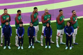 【W杯】国歌斉唱と集合撮影で選手別人の珍事　海外注目「姿を消す」「どこへ行った？」