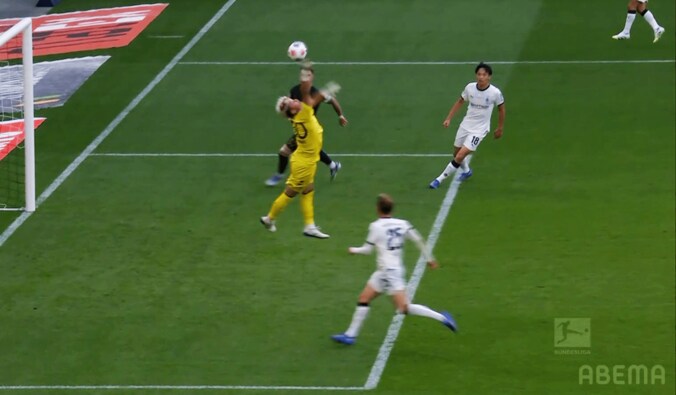 「それ届くのか！」日系人GKの“大ジャンプ→指先タッチ”をファン称賛「触らなきゃドンピシャ」長田澪がピンチ回避の瞬間 2枚目