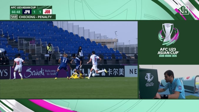 「さすがに中東の笛」「仕方ないかな」日本代表の“PK取り消し”で意見真っ二つ！「VARが謎に遠い映像」「ボールにチャレンジしてる」SNS騒然【U23アジアカップ】 3枚目