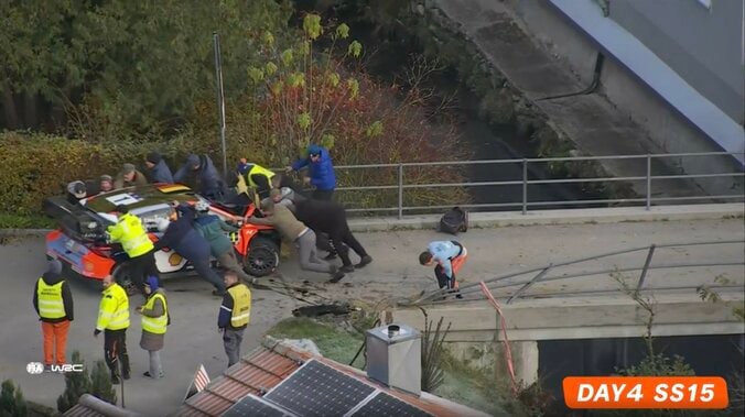 橋の欄干へ直撃も「OKって」 世界最速ラリーでSS中止の大事故→直後の光景に騒然「がっつり当たってる」 2枚目
