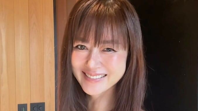 【写真・画像】56歳“奇跡の美魔女” 肌のため20年やめている“習慣”明かす「必要な皮脂まで…」　1枚目