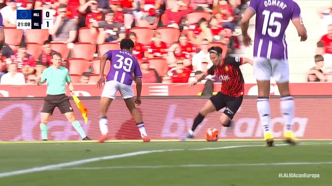 PKだろ！浅野拓磨、PA内で掴まれ倒されてもノーファウル判定で現地ファンも大ブーイング「ユニ引っ張られてる」 2枚目