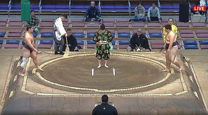 向正面に坊主頭の二子山親方