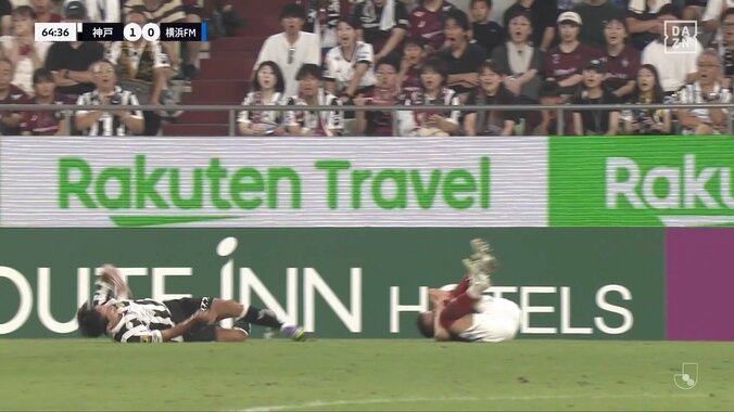 物議を醸すジャッジ！「意味わからん」「もろ後頭部」背後からジャンピングニーを喰らう危険接触→倒された選手がイエローカードでファンの不満噴出 5枚目