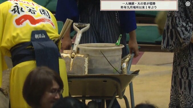 「あぁ、土俵に穴が」「なんか出てきた」大相撲千秋楽、最後の最後に驚きの光景「これは初めて見た」カメラが捉えた貴重な瞬間 3枚目