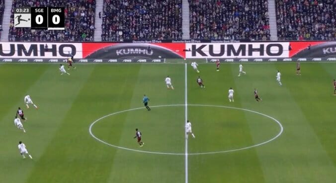 「エグすぎん？」堂安律、約30メートル“高精度ミドルパス”炸裂「そこ出すんかい！」相手DFラインの背後に落とす“絶妙キック”にスタジアム騒然 4枚目