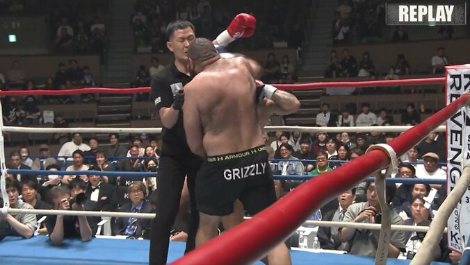 「完全に余計な一発」魔裟斗が苦言 挑戦者の“追撃”が波紋…ブレイク直後に後頭部へ“ズドン” 5枚目