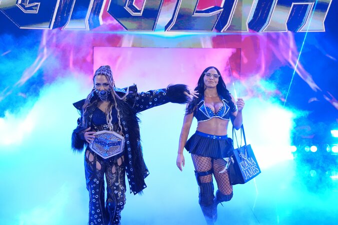 【映像】美女レスラー、スカート破り捨て“気合い入りまくり”登場シーン