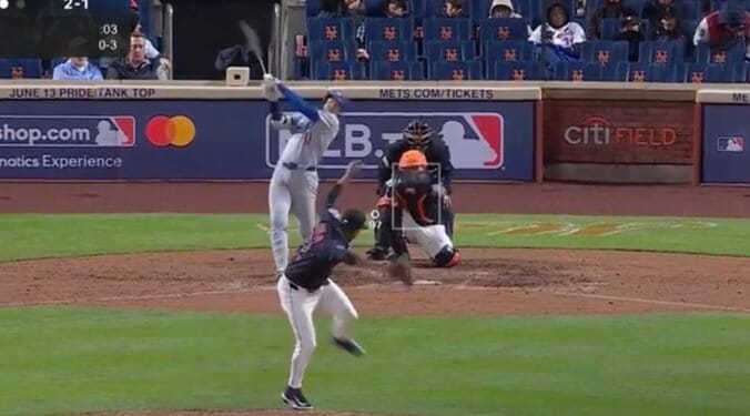 【写真・画像】一体、何が起きた？ 大谷翔平に“想定外の珍ハプニング”「珍しいな」「これは痛い…」自打球2発直撃→大絶叫、フラフラしてしまう… ファン騒然　1枚目