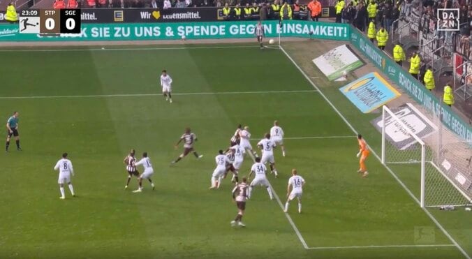 「首がおかしい！」安藤智哉、神業すぎる“スーパープレー”炸裂「体どうなってる？」驚異の“バックヘッドパス”にファン騒然 2枚目