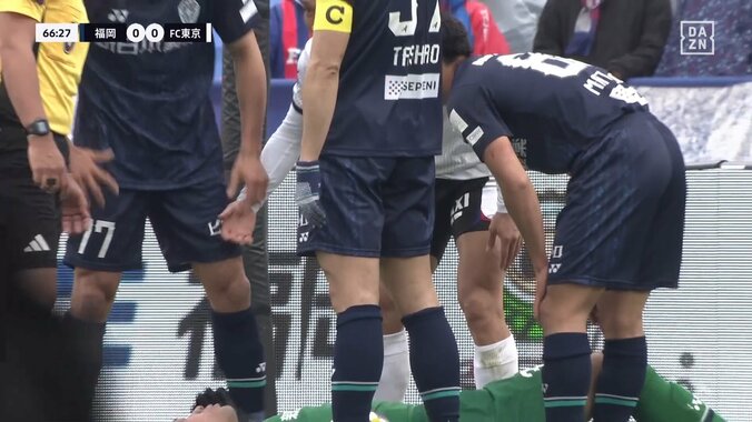 【映像】長友佑都、GKの顔面に太もも直撃→一回転大転倒の瞬間