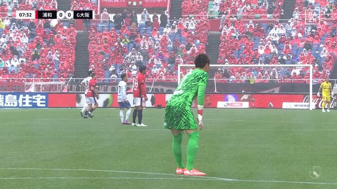 一体なにがあった？浦和GK西川周作、開始早々に負傷退場のアクシデント発生「負傷交代は厳しいな」「大きな怪我でなければ良いけど」 4枚目