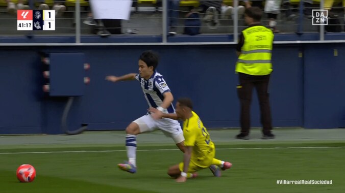 痛っ！ 久保建英が“元ライバル”のハードタックルで悶絶…「仲良しじゃなかったらキレる…」「今のはいかん」ビジャレアルMFに足を削られた瞬間 4枚目