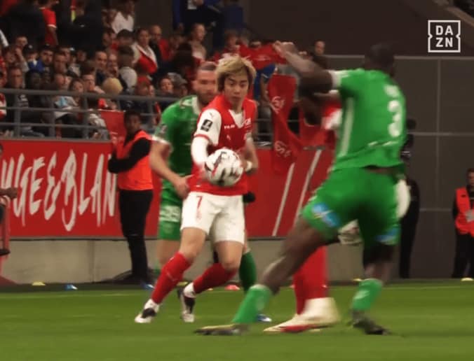 伊東純也が超絶テクニック！ 絶品すぎる“回転トラップ”にファン驚愕「何それ！」「華麗」ワンタッチで敵を翻弄した瞬間 4枚目