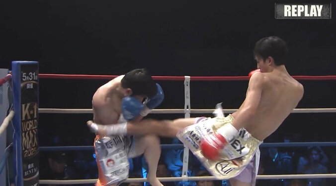 左の三日月がグサッ