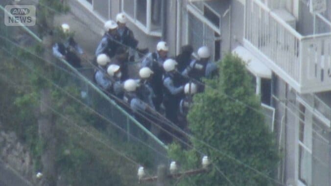 「入ったら刺す」ブラジル国籍の男がアパートに立てこもる　警官隊突入し逮捕　愛知 1枚目