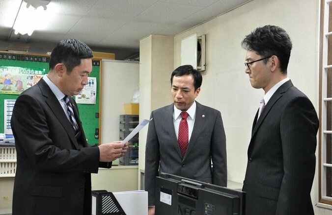 ナイツ・土屋伸之が“ヤホー検索結果”を報告？ 相方・塙宣之が熱演中のドラマ『警視庁・捜査一課長』にゲスト出演 3枚目