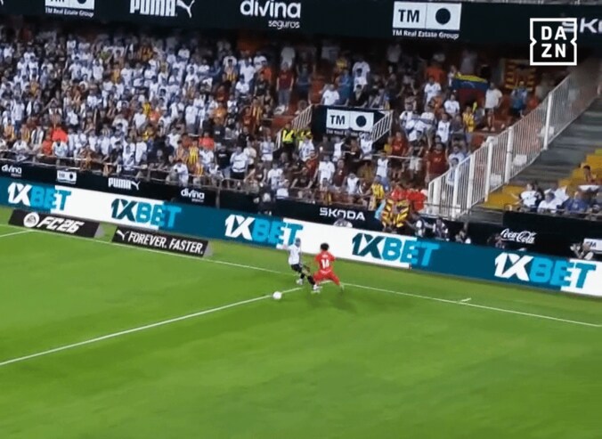 無双！ 久保建英のライン際切り返し→強靭ボールキープが「鬼だな」「まじで上手すぎる」敵守備陣を翻弄した一部始終 2枚目