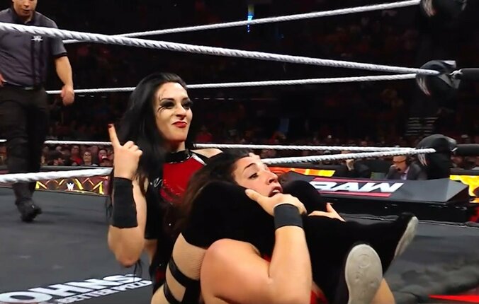 今度はエプロンサイドでラケルを捉えるステファニー