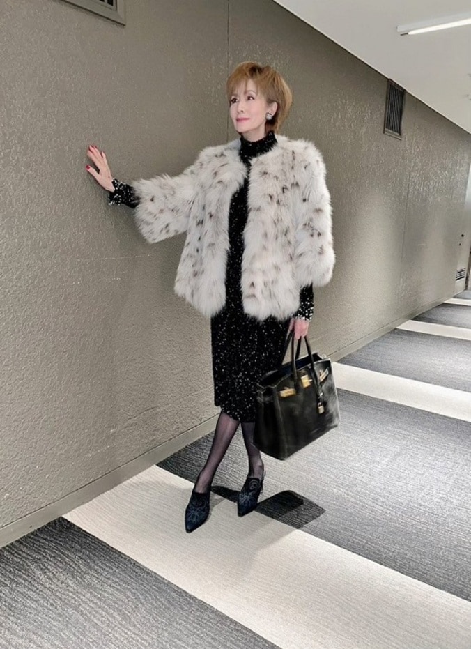  小柳ルミ子、数十年前にパリで購入した『Dior』品を使ったコーデ「ゴージャスで上品」「惚れ惚れします」の声  1枚目