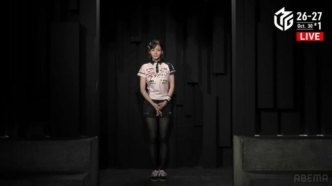 決め髪もバッチリ！岡田紗佳、抜群のスタイルで入場