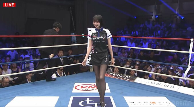「この美人は誰？」ラウンドガールにまさかの人物 異色のラウガ姿が話題 「足なが！！」貴重な姿に反響相次ぐ 4枚目