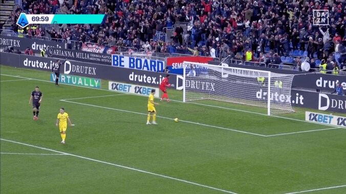 鈴木彩艶が唖然…衝撃の“縦回転キャノン砲”にスタジアム震撼！「ゴラッソすぎてノーチャンス」「こっちのコマンもすごい」 2枚目