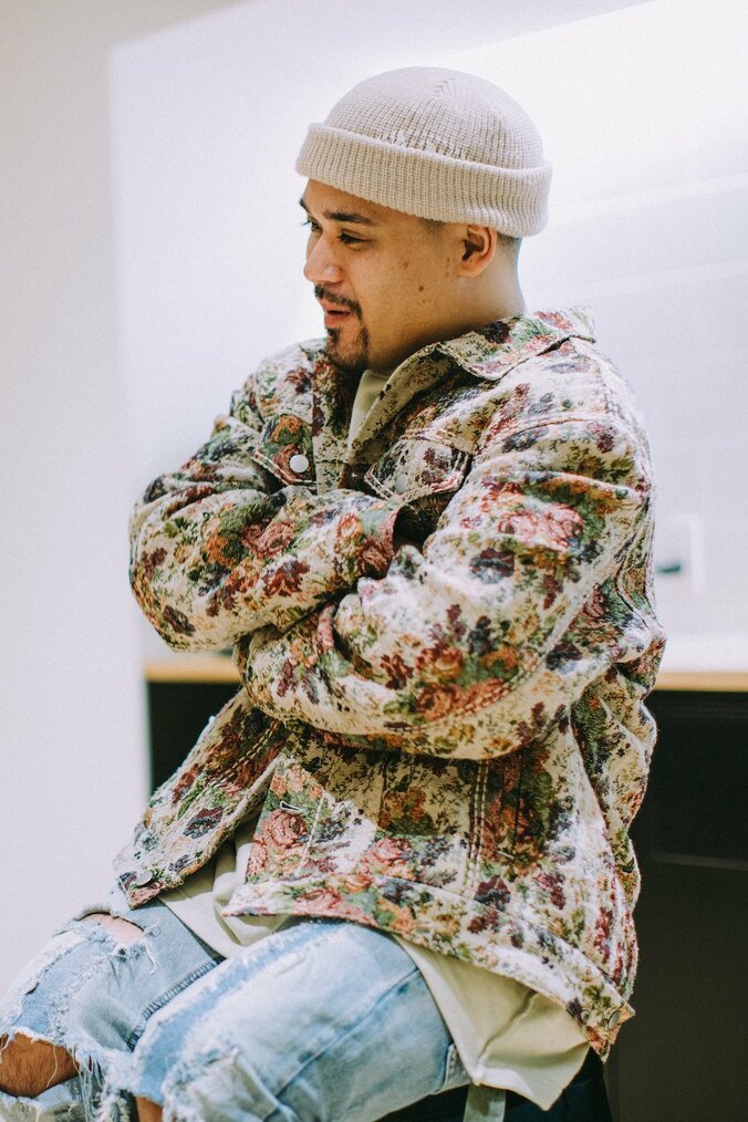 「“ラップやめようかな”とも思った」CHICO CARLITOが語る新作『Sandra's Son』。沖縄、家族、仲間、音楽、言霊が詰まったNEW ALBUMを携えて、“受け取る側より与える側”への再出発。 9枚目