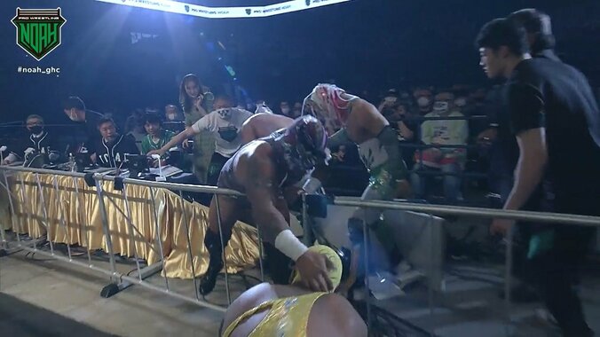 「やばい、ヤバイ…」女性タレントが思わず“ドン引き” 実況席、放送機材を空中殺法で次々破壊の非常事態！ 選手が失神退場の衝撃を超える“ド迫力”の連続に場内どよめき 1枚目