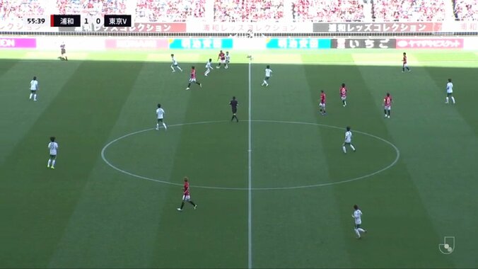 「体幹バグりすぎ」浦和復帰の元日本代表FWが「野生的なボールキープ」「どうなってんの？」尻もちついてもボール保持＆相手をかわして局面打開した衝撃プレー 5枚目