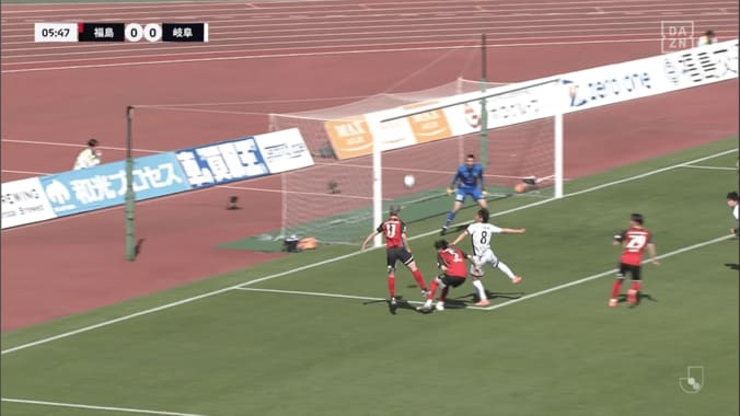 ヘディングシュートを放つカズ