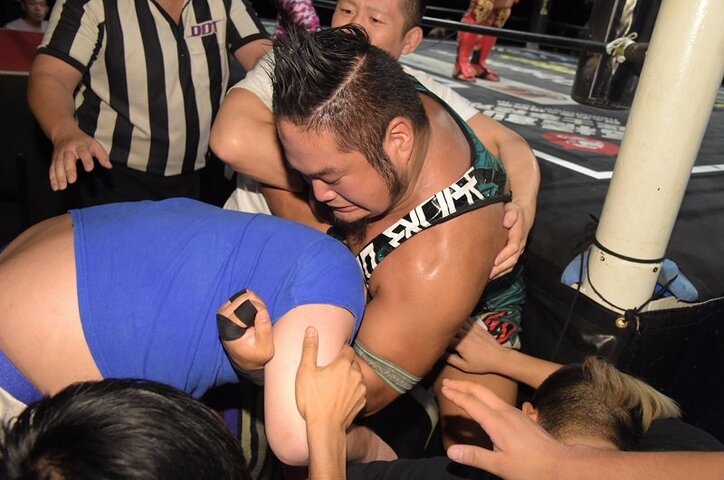 試合後には乱闘も!里村、入江、ディーノと三すくみの因縁が深まる