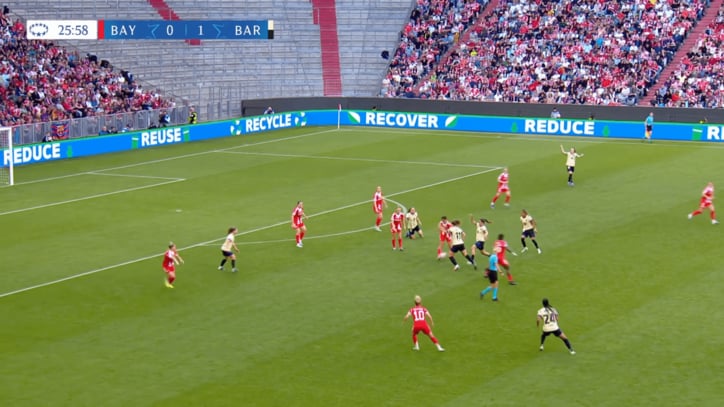 サイドステップから浮き球のパスを出す谷川萌々子