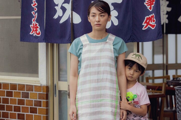 わずかな現金を滞納した水道代の足しに…ネグレクトを受ける幼い姉妹の姿が切ない 映画『渇水』より場面写真解禁