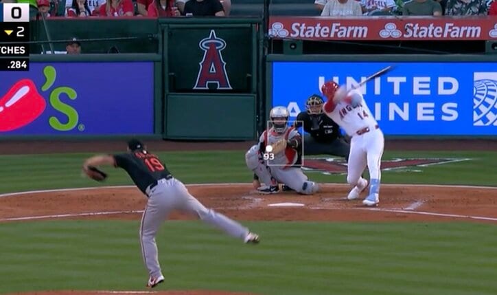 【写真・画像】何が起きた…？ 菅野智之の魔球で“想定外の珍ハプニング”「どうした」「エグい落差」 打者が“マン振り連発”→ヘルメットも飛びまくる“空振り三振”　1枚目