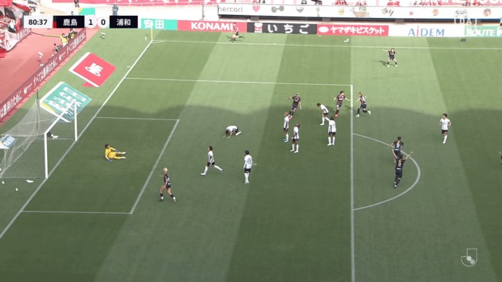 ガッツポーズしながらゴールに向かう鈴木優磨