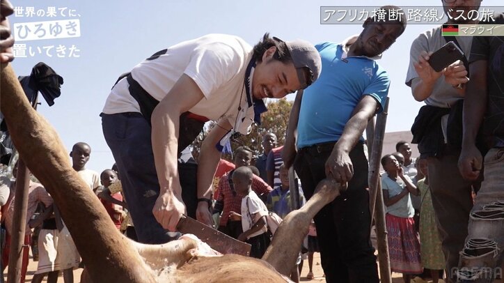 東出昌大、アフリカで出会った男性の膝枕でゴロン！驚異のコミュ力であっという間に仲良しに