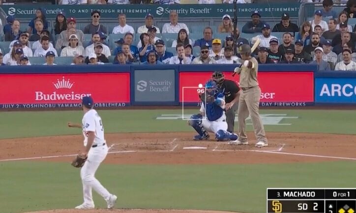 【写真・画像】もうワケ分からん！ ド軍ベッツに爆速ゴロ…“まさかの光景”「エグすぎる」「すげえw」捕球直前に体勢がスゴいことになる「反射神経ハンパない」　1枚目