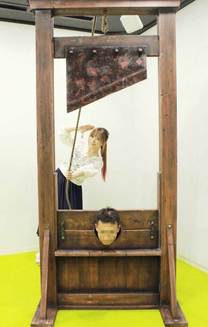 声優・榊原ゆい、“巨大ギロチン”を当選者にプレゼント！  TVアニメ『Dies irae』前代未聞のお渡し会を実施