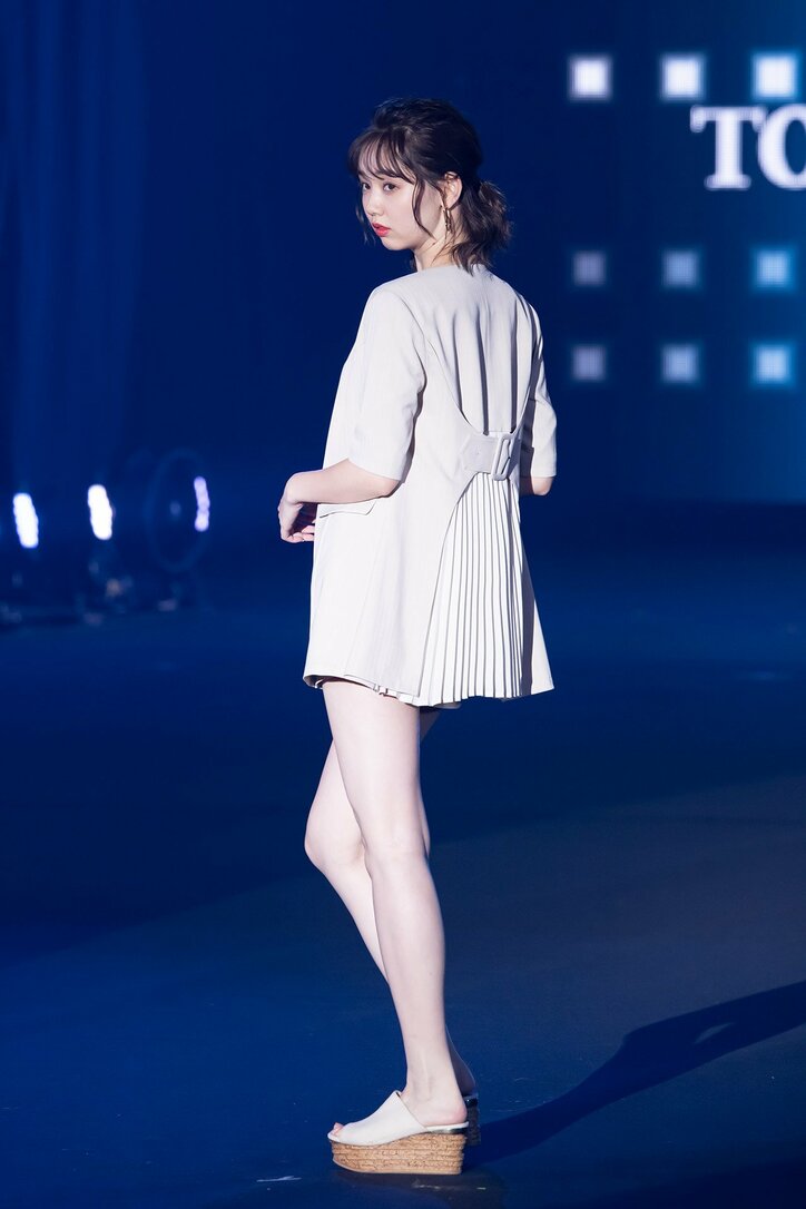 江野沢愛美、美脚際立つミニボトム&爽やかワンピースで『TGC』ランウェイ2度歩く